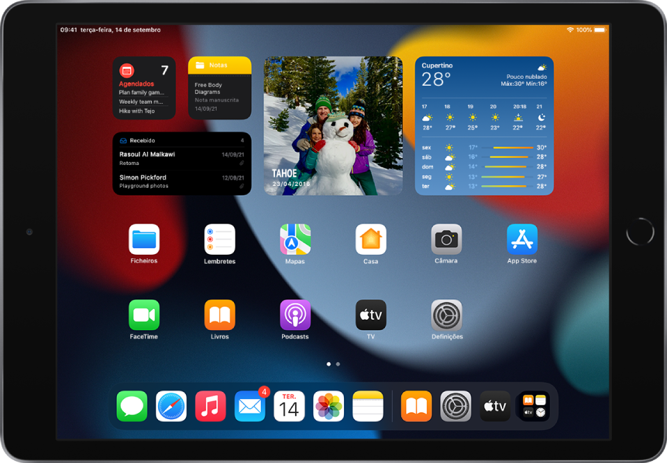 O ecrã principal do iPad com o modo escuro ativo.