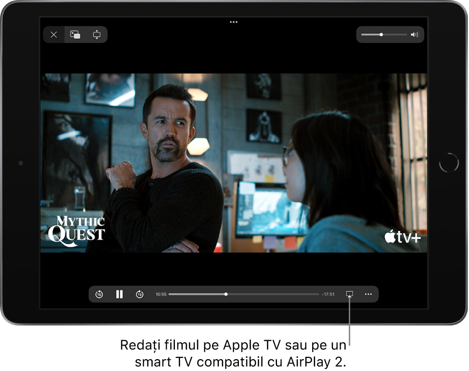 Un film în curs de redare pe ecranul iPad-ului. În partea de jos a ecranului sunt comenzile de redare, inclusiv butonul AirPlay în apropierea părții din dreapta jos.