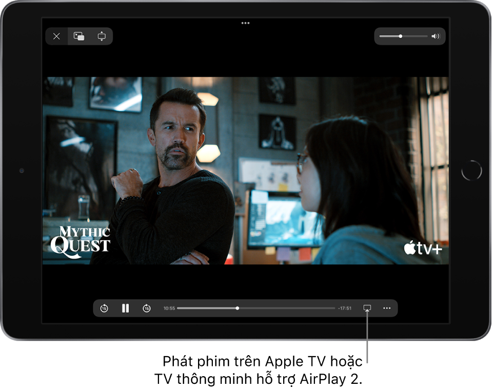 Một phim đang phát trên màn hình iPad. Ở cuối màn hình là các điều khiển phát lại, bao gồm nút AirPlay ở gần dưới cùng bên phải.