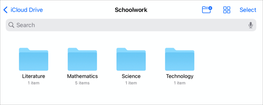 Skolearbeid-mappen i iCloud Drive som viser fire klassemapper (Literature, Mathematics, Science og Technology (Litteratur, Matte, Naturfag og Teknologi)).