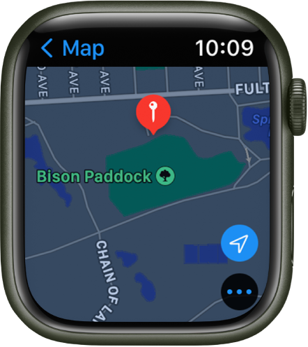 Приложението Карти показва карта с червена карфица, поставена върху нея, което може да се използва за намиране на приблизителен адрес на място върху картата или като дестинация за упътване.