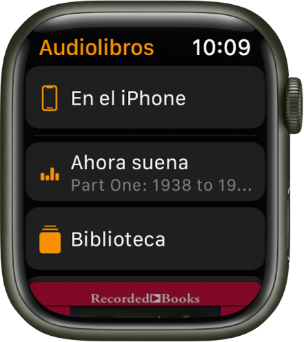 Apple Watch mostrando la pantalla Audiolibros con el botón “En el iPhone” en la parte superior, los botones “Ahora suena” y “Biblioteca” debajo, y una parte de la portada del audiolibro en la parte inferior.