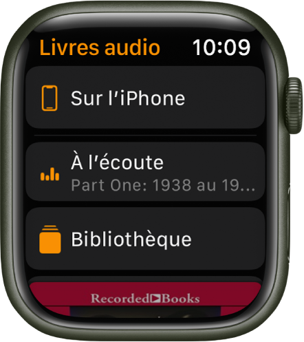 L’Apple Watch affichant l’écran « Livres audio » avec le bouton « Sur l’iPhone » en haut, les boutons « À l’écoute » et « Bibliothèque » en dessous et une partie de la couverture d’un livre audio en bas.