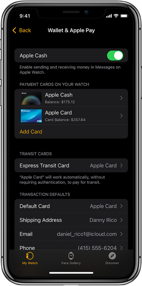 „Wallet“ ir „Apple Pay“ ekranas „iPhone“ programoje „Apple Watch“. Ekrane rodomos į „Apple Watch“ įtrauktos kortelės, „Express Transit“ naudoti pasirinkta kortelė ir numatytieji transakcijų nustatymai.