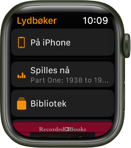 Apple Watch som viser Lydbøker-skjermen med På iPhone-knappen øverst, Spilles nå- og Bibliotek-knappene under og en del av forsiden på en lydbok nederst.