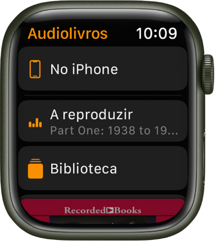 O Apple Watch, com o ecrã Audiolivros com o botão “No iPhone” na parte superior, os botões “Biblioteca” e “A reproduzir” por baixo e uma parte do grafismo da capa de um audiolivro na parte inferior.