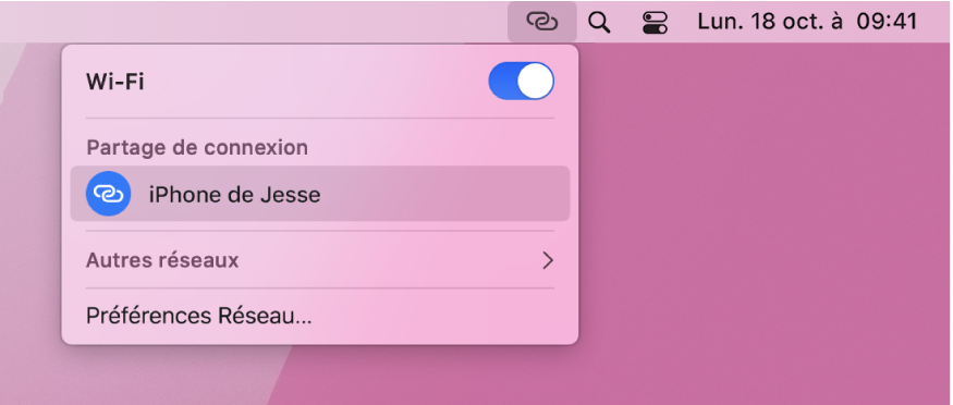 Écran du Mac avec le menu Wi-Fi affichant un Partage de connexion connecté à un iPhone.