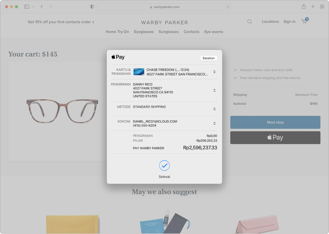 Layar Mac menampilkan pembelian online yang sedang dilakukan menggunakan pilihan Apple Pay di Safari.