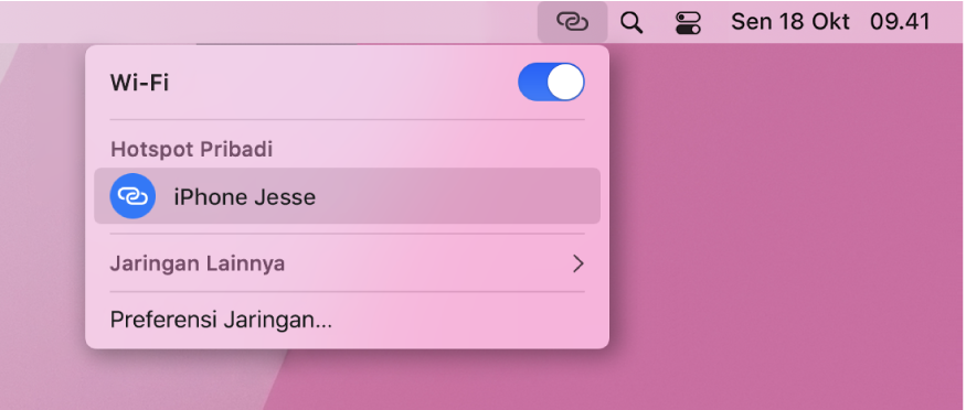 Layar Mac dengan menu Wi-Fi menampilkan Hotspot Pribadi yang terhubung ke iPhone.