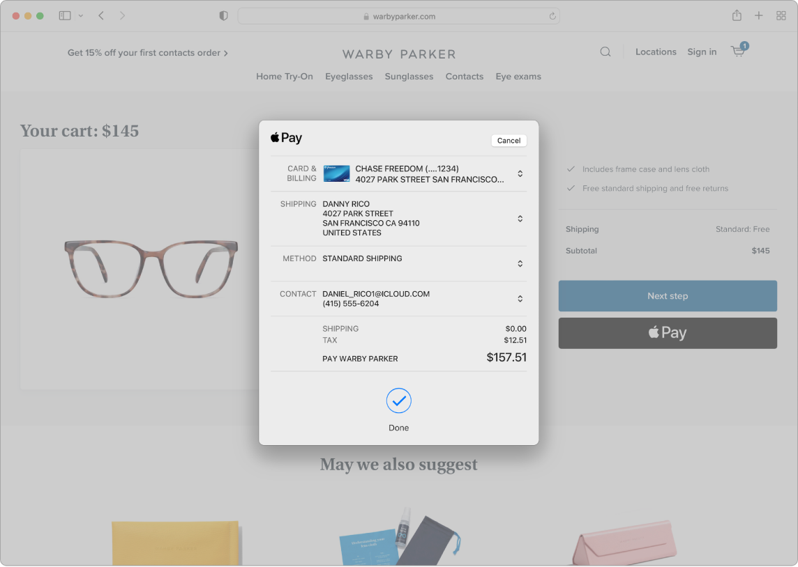 Mac datora ekrānā redzams tiešsaistes pirkums lietotnē Safari, kuram tiek izmantota opcija Apple Pay.