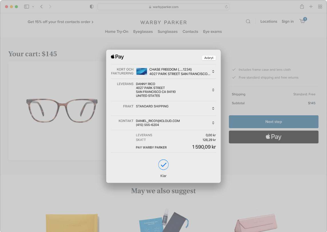 En Mac-skärm med ett pågående inköp på webben med Apple Pay-alternativet öppet i Safari.