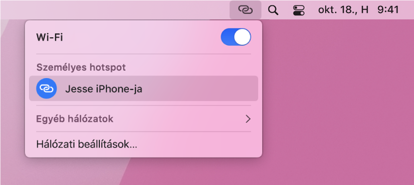 Mac gép képernyője a Wi-Fi menüvel, amelyben az látható, hogy egy iPhone egy személyes hotspothoz kapcsolódik.