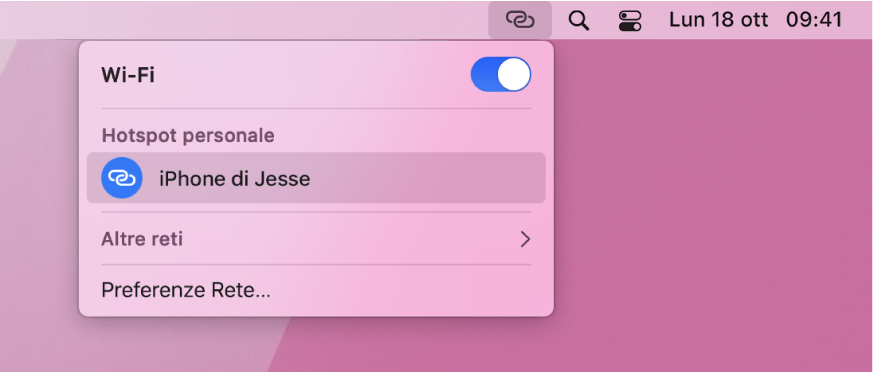 Il monitor del Mac con il menu Wi-Fi che mostra un l'hotspot personale di un iPhone.