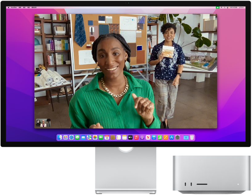 使用「人物居中」的 Apple Studio Display 和 Mac Studio。