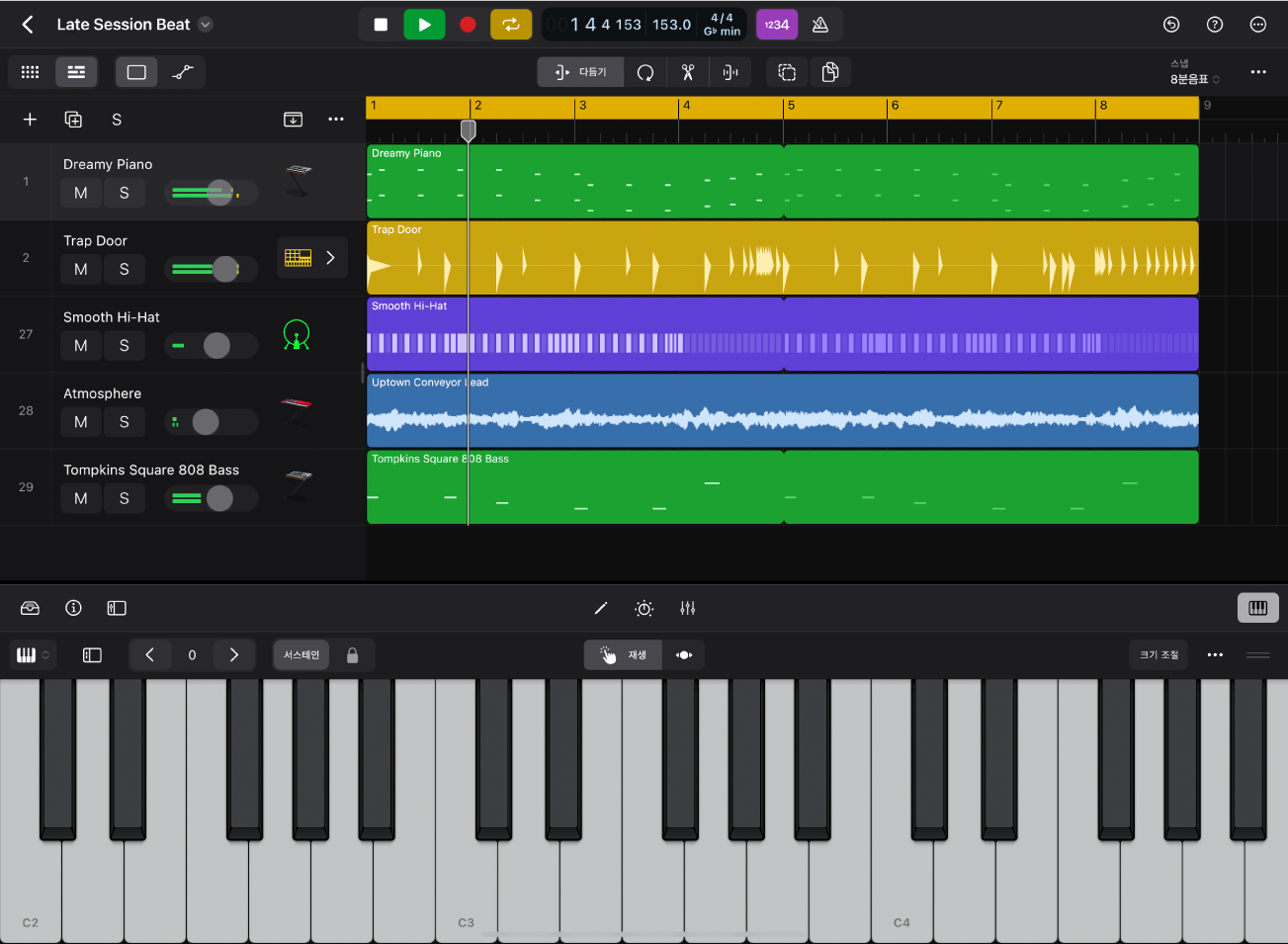 그림. 트랙 영역 및 플레잉 서피스가 표시된 재생 중인 Logic Pro 프로젝트.