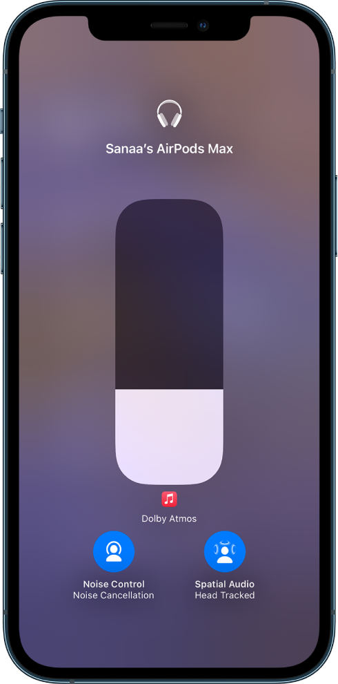 „Control Center“ garsumo ekranas, kuriame rodomas „AirPods Max“ garsumo indikatorius. Kairėje po garsumo indikatoriumi pateikta triukšmo valdymo / triukšmo slopinimo piktograma, nurodanti, kad įjungtas triukšmo valdymo režimas. Dešinėje pateikta erdvinio garso / galvos sekimo piktograma, nurodanti, kad erdvinis garsas ir galvos sekimas yra įjungti.