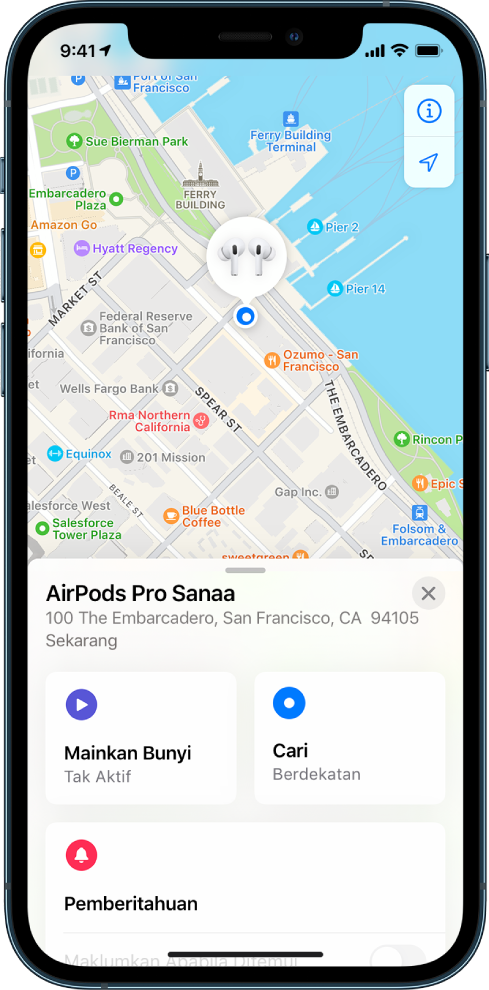 Skrin dalam app Cari pada iPhone. Lokasi AirPods ditunjukkan pada peta San Francisco, dengan alamat disenaraikan dan pilihan Mainkan Bunyi dan Cari.