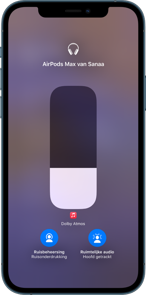 Het volumescherm in het bedieningspaneel met het volume voor de AirPods Max. Onder de volume-indicator aan de linkerkant zie je het symbool voor ruisbeheersing/ruisonderdrukking, dat aangeeft dat ruisonderdrukking is ingeschakeld. Aan de rechterkant zie je het symbool voor hoofdtracking in ruimtelijke audio, dat aangeeft dat ruimtelijke audio en hoofdtracking zijn ingeschakeld.