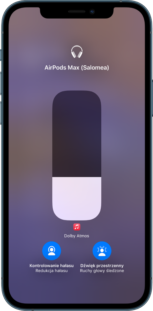 Ekran głośności w centrum sterowania, wyświetlający głośność słuchawek AirPods Max. Poniżej wskaźnika głośności widocznego po lewej znajduje się ikona Kontrolowanie hałasu/Redukcja hałasu, która oznacza, że włączone jest kontrolowanie hałasu. Po prawej znajduje się ikona Dźwięk przestrzenny/Śledzenie głowy, wskazujące, że funkcje dźwięk przestrzenny oraz śledzenie głowy są włączone.