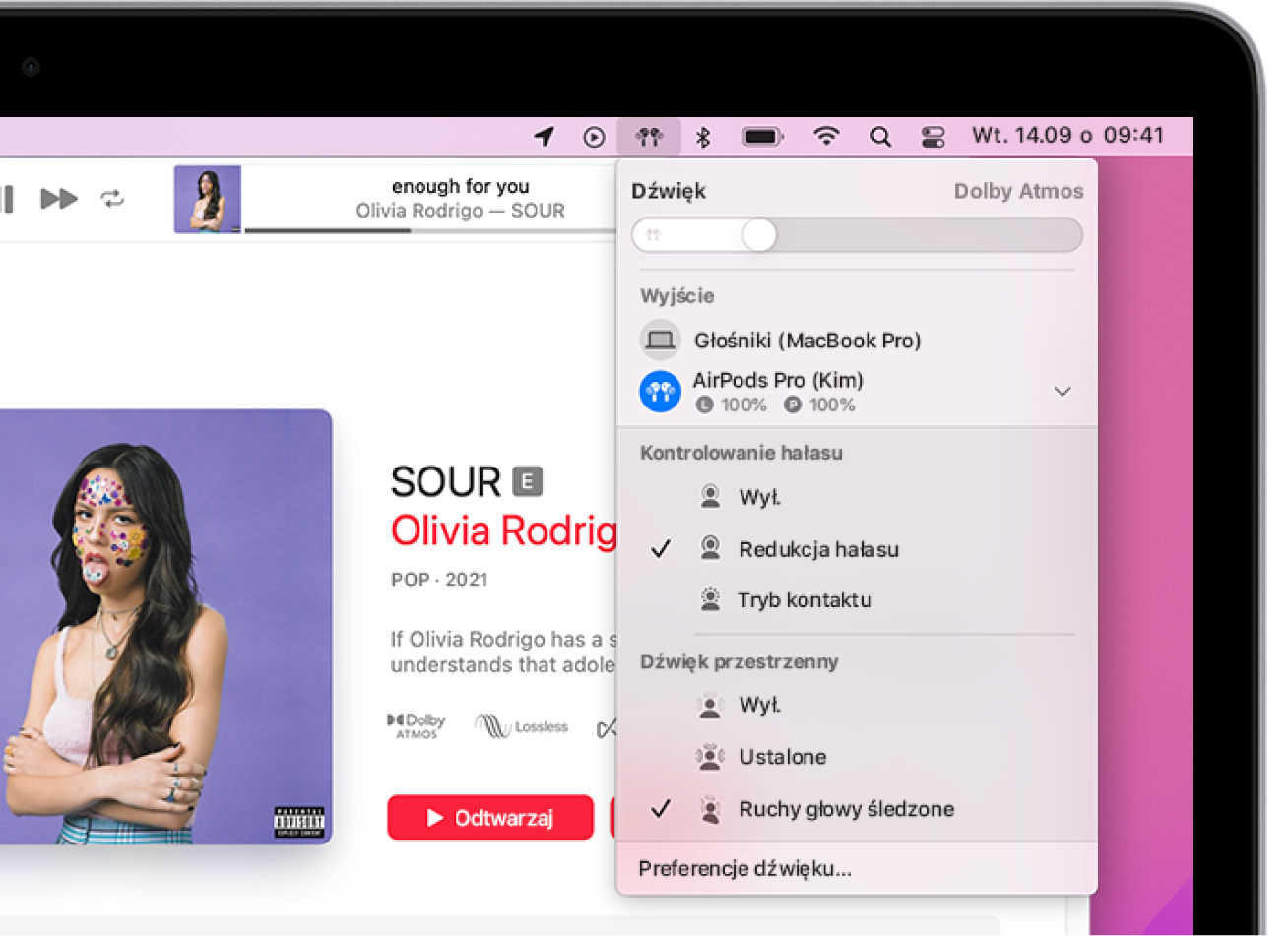 Ekran MacBooka Pro z utworem odtwarzanym w aplikacji Muzyka. Na pasku menu zaznaczona jest ikona słuchawek AirPods. Widoczne jest menu słuchawek AirPods z włączonymi funkcjami Redukcja hałasu oraz Dźwięk przestrzenny.