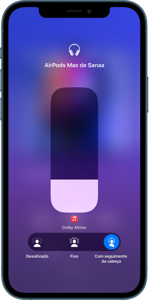 O ecrã de volume na central de controlo mostra o nível de volume para os AirPods Max. Por baixo do indicador de volume, as opções de áudio espacial são apresentadas. As opções são “Desativar”, “Fixo” e “Seguimento dos movimentos da cabeça”.