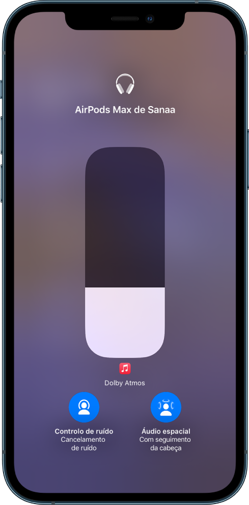 O ecrã de volume na central de controlo mostra o nível de volume dos AirPods Max. Por baixo do indicador de volume à esquerda está o ícone de controlo de ruído/cancelamento de ruído, indicando que o “Controlo de ruído” está ativo. À direita está o ícone de áudio espacial/seguimento dos movimentos da cabeça, indicando que o áudio espacial e o seguimento dos movimentos da cabeça estão ativos.