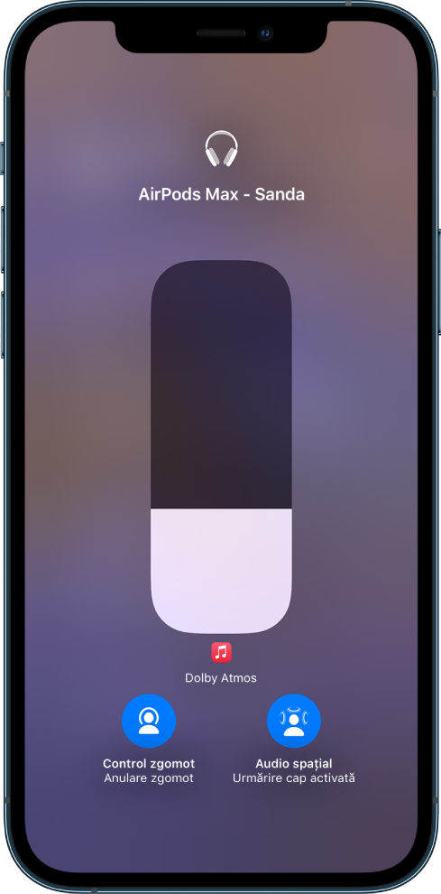Ecranul pentru volum din centrul de control afișând nivelul volumului pentru AirPods Max. Dedesubtul indicatorului de volum, în stânga, se află pictograma Control zgomot/Anulare zgomot, care arată că opțiunea Control zgomot este activată. În dreapta este pictograma Audio spațial/Urmărire cap, care arată că sunetul spațial și urmărirea capului sunt activate.