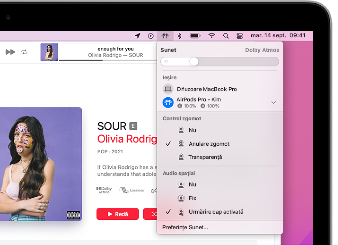 Ecranul unui MacBook Pro cu o melodie în redare în aplicația Muzică. În bara de meniu, pictograma AirPods este selectată și un meniu afișează căștile AirPods cu anularea zgomotului și Audio spațial cu urmărirea capului activate.