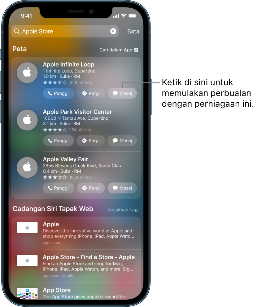 Skrin Carian menunjukkan item ditemui untuk Peta. Setiap item menunjukkan perihalan ringkas, penilaian, atau alamat dan setiap tapak web menunjukkan URL. Item kedua menunjukkan butang untuk diketik bagi memulakan bual perniagaan dengan Apple Store.