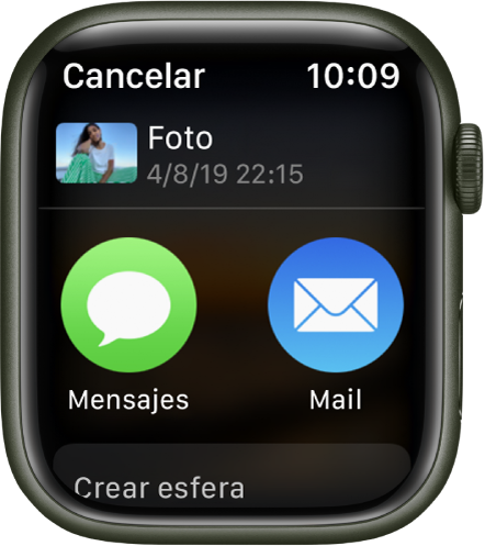 La pantalla de compartir en la app Fotos en el Apple Watch. Hay una foto en la parte superior de la pantalla. Debajo están los botones Mensajes y Mail.