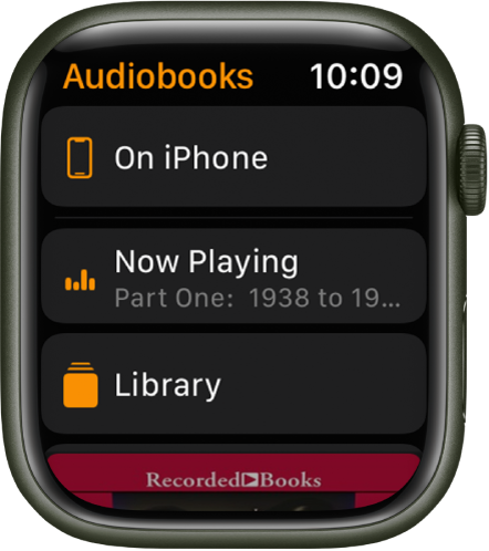 Apple Watch pulkstenis, kurā redzams ekrāns Audiobooks. Ekrāna augšdaļā ir poga On iPhone, zem tās ir pogas Now Playing un Library, un apakšdaļā ir audiogrāmatas vāka noformējuma daļa.