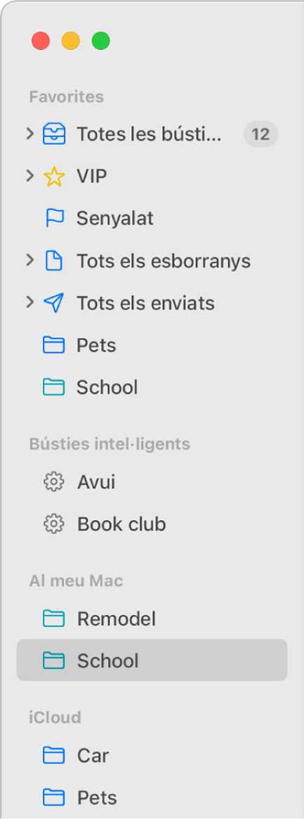 La barra lateral de Mail amb les bústies estàndard (com ara Entrada i Esborranys) a la part superior de la barra lateral i les bústies que has creat a les seccions iCloud i “Al meu Mac”.