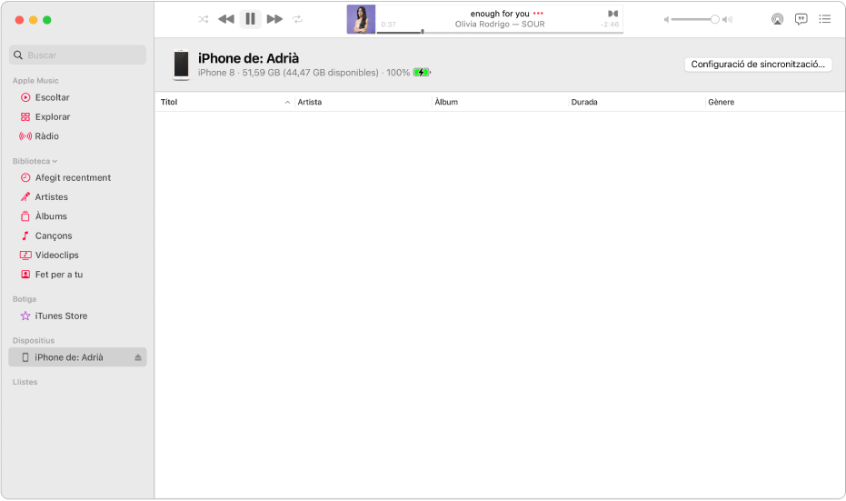 La finestra de l’app Música amb un dispositiu (iPhone de la Júlia) a la barra lateral. El botó “Configuració de sincronització” de la cantonada superior dreta obre el Finder.