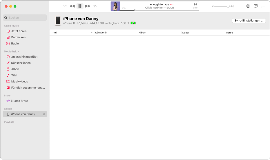 Das Musik-Fenster mit einem Gerät (iPhone von Julia) in der Seitenleiste. Die Taste „Einstellungen synchronisieren“ oben rechts öffnet den Finder.