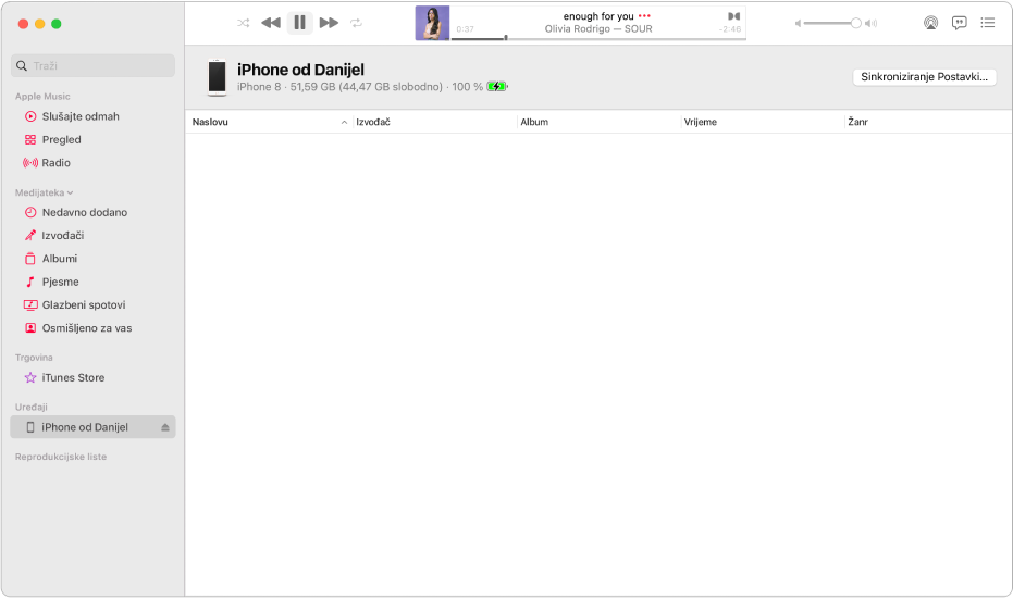 Prozor Glazbe s uređajem (Jelenin iPhone) u rubnom stupcu. Tipka Sinkroniziraj postavke u gornjem desnom kutu otvara Finder.