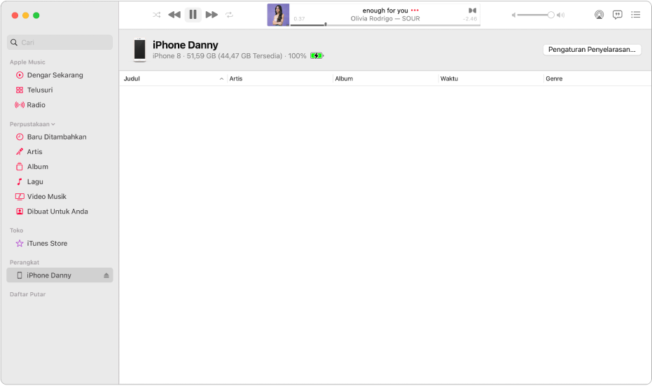 Jendela Musik dengan perangkat (iPhone Julie) di bar samping. Tombol Selaraskan Pengaturan di pojok kanan atas membuka Finder.