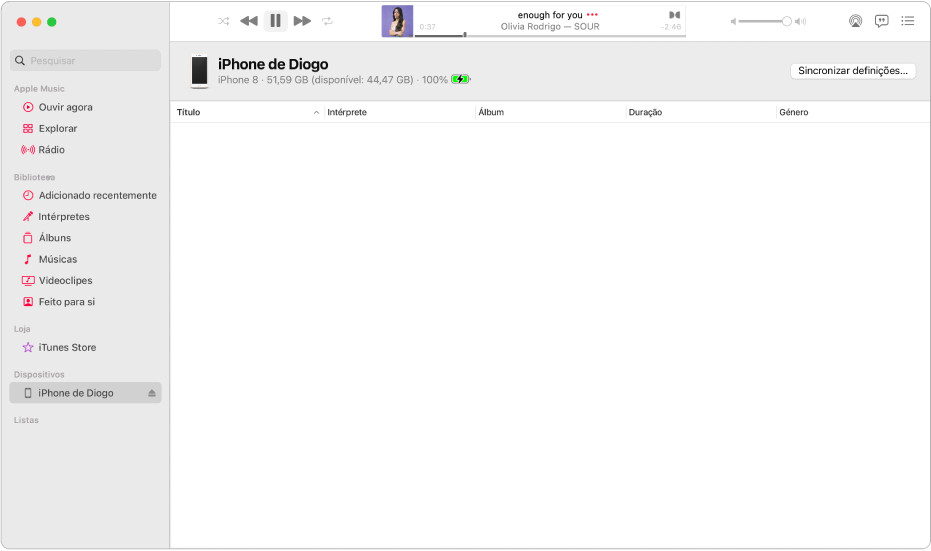 A janela da aplicação Música com um dispositivo (iPhone de Júlia) na barra lateral. O botão “Sincronizar definições” no canto superior direito abre o Finder.