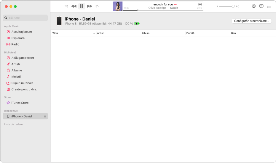 Fereastra aplicației Muzică afișând un dispozitiv (iPhone‑ul Iuliei) în bara laterală. Butonul Configurări sincronizare din colțul din dreapta sus deschide Finder.