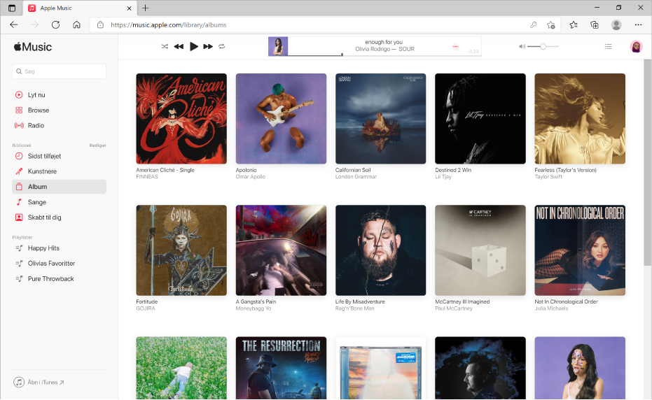 Apple Music-vinduet i Chrome med et bibliotek med flere album.