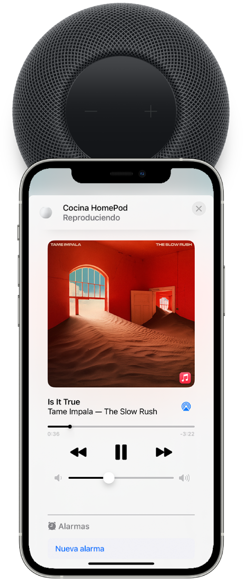 La pantalla de un iPhone mostrando que se está reproduciendo una canción. El iPhone está cerca de la parte superior de un HomePod, y una alerta en el iPhone dice que se está transfiriendo la canción al HomePod.