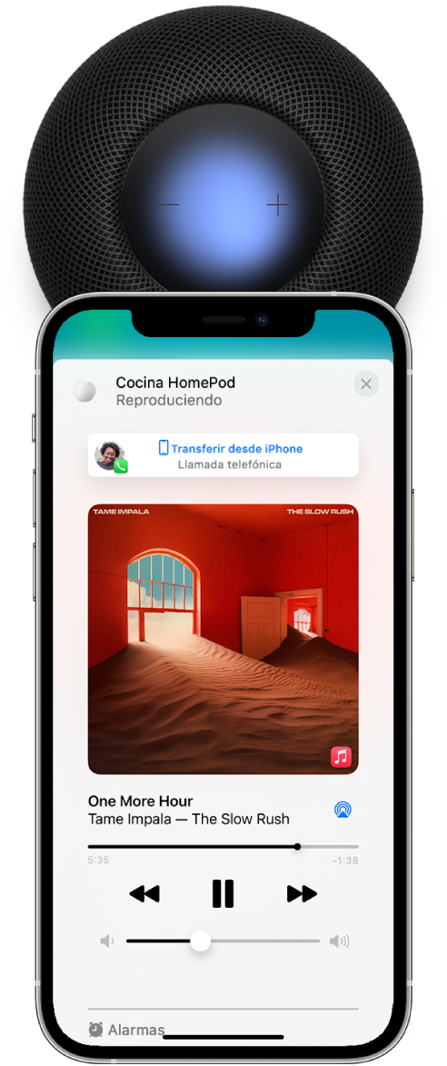 En un iPhone, la app Casa muestra que se está reproduciendo música conforme se transfiere una llamada al HomePod. El iPhone está cerca de la parte superior del HomePod.