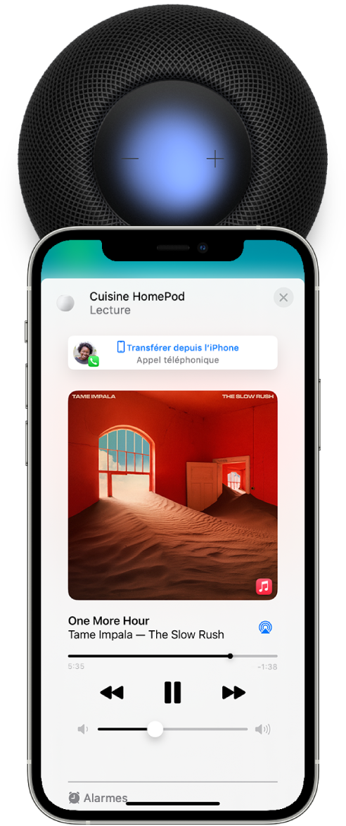 Sur un iPhone, l’app Maison affiche un morceau en cours de lecture pendant que vous transférer un appel sur le HomePod. L’iPhone se trouve à proximité du sommet du HomePod.