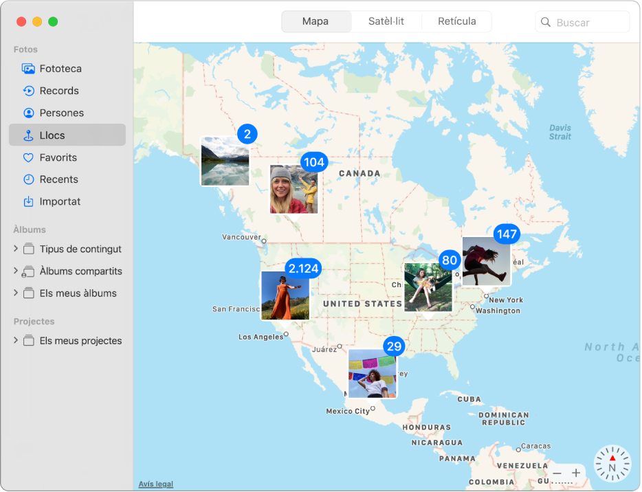 La finestra de l’app Fotos que mostra un mapa amb miniatures de fotos agrupades per ubicació.