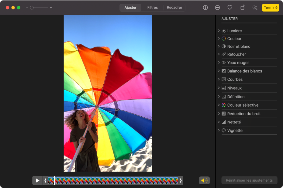 Un vidéoclip en mode édition avec un curseur présentant les images de la vidéo. Les boutons Haut-parleur et Lecture sont situés à gauche du curseur. La sous-fenêtre Ajuster à droite affiche les options d’ajustement.