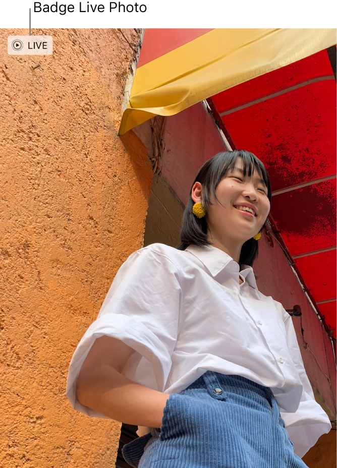 Une Live Photo affichant une femme qui sourit ainsi qu’une pastille Live Photo en haut à gauche.