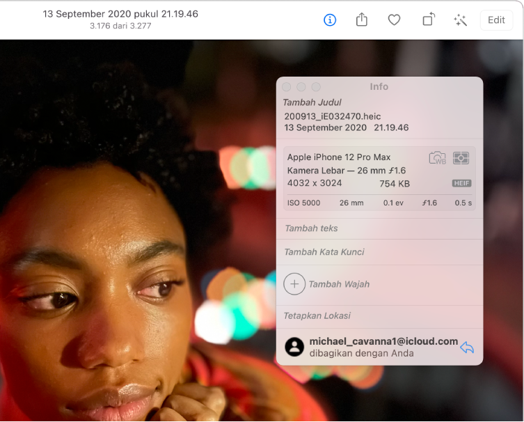 Foto orang dengan jendela Info menampilkan alamat email pengirim di bagian bawah.
