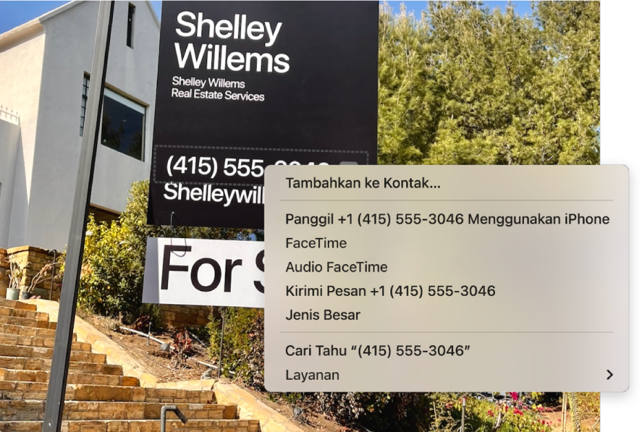 Foto tanda rumah dijual menampilkan nomor telepon agen yang dipilih sebagai Teks Langsung dan menu yang menyajikan pilihan untuk menambahkan nomor telepon ke Kontak, memanggil nomor, memulai panggilan FaceTime, mengirim pesan teks, dan lainnya.