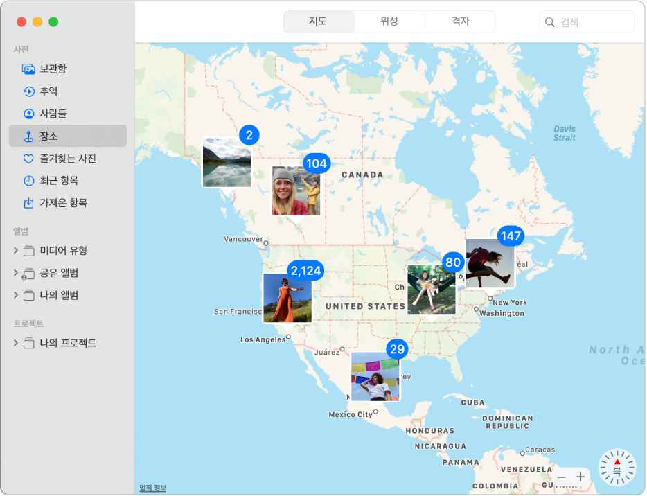 위치별로 그룹화된 사진 축소판이 있는 지도가 표시된 사진 앱 윈도우.