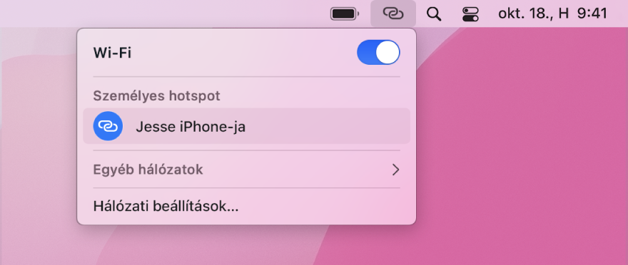 Mac gép képernyője a Wi-Fi menüvel, amelyben az látható, hogy egy iPhone egy személyes hotspothoz kapcsolódik.