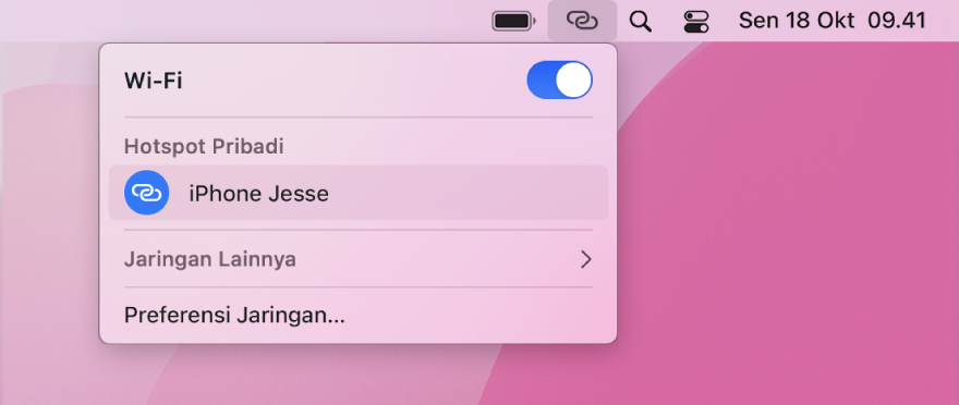 Layar Mac dengan menu Wi-Fi menampilkan Hotspot Pribadi yang terhubung ke iPhone.